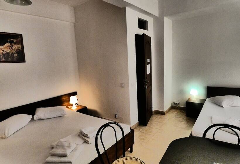 家庭间, Taxi Hostel