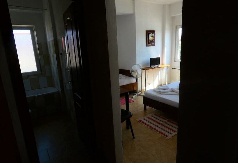 家庭间, Taxi Hostel