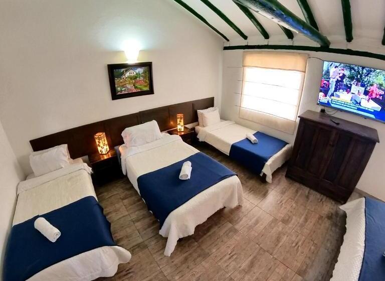 Family Room, Abahunza