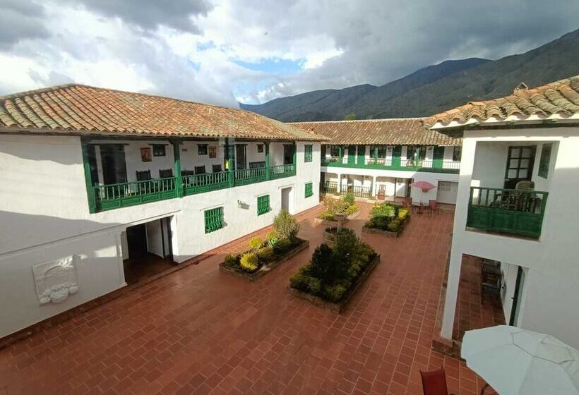 Standard Quadruple Room, Abahunza