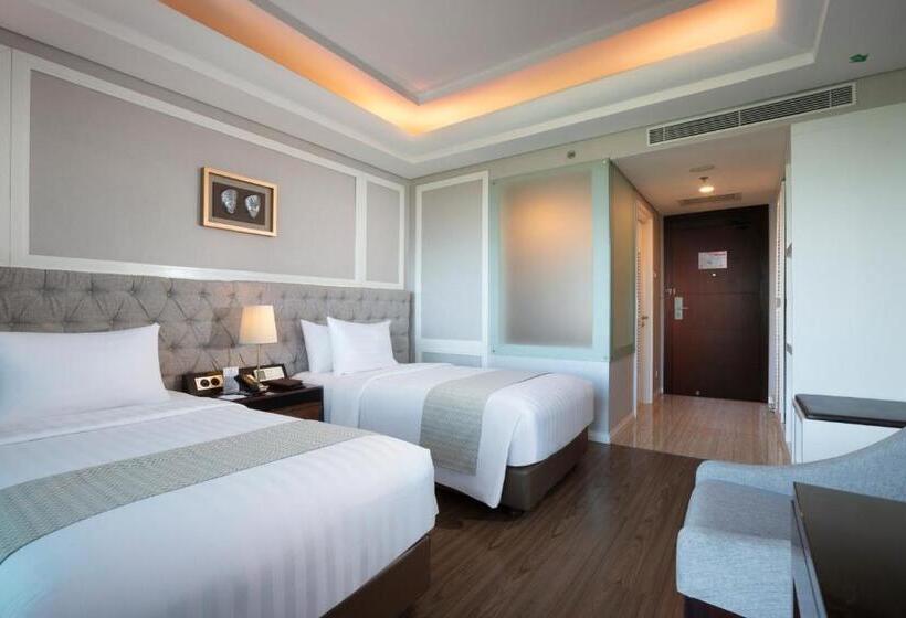 اتاق لوکس با چشم‌انداز دریاچه, Wyndham Panbil Batam