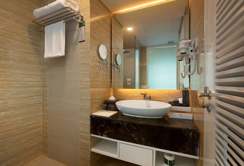 اتاق لوکس با چشم‌انداز دریاچه, Wyndham Panbil Batam