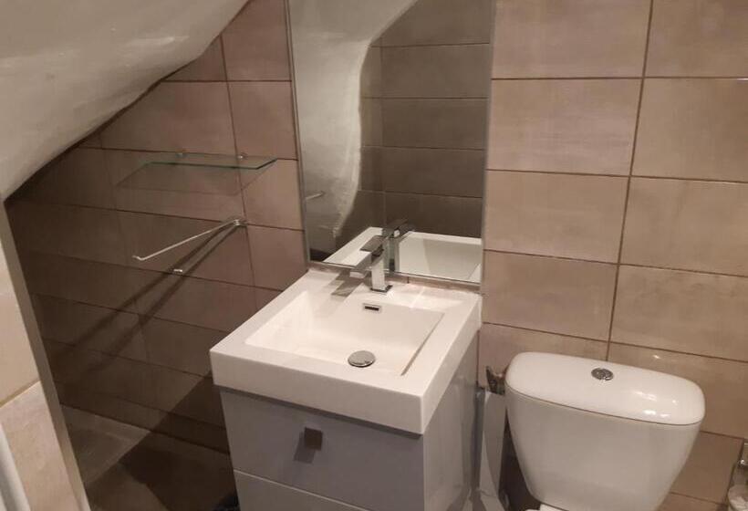 غرفة عائلية مطلّة علي الجبل, Chambre D Hote Veronique