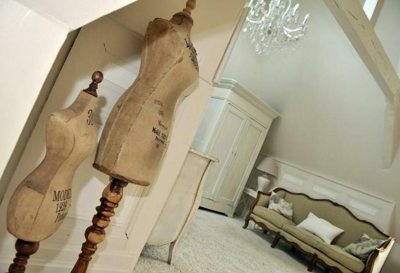 جناح إدارى, Bienvenue Chez Nous