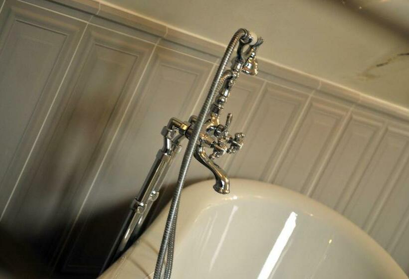 جناح إدارى, Bienvenue Chez Nous