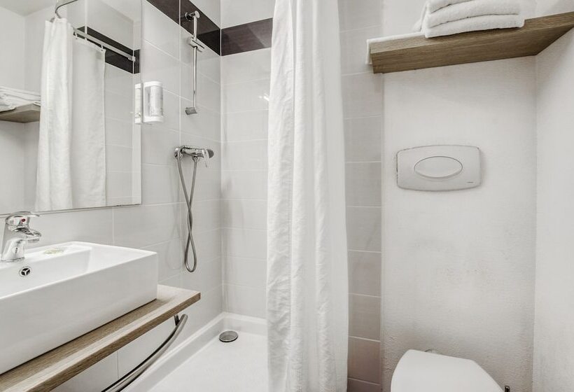 Номер Стандарт Трехместный, Brit Hotel Clermont Lʼhérault