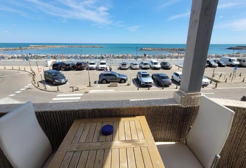 Номер Стандарт Вид на Море с Балконом, Hôtel Le Dauphin Bleu