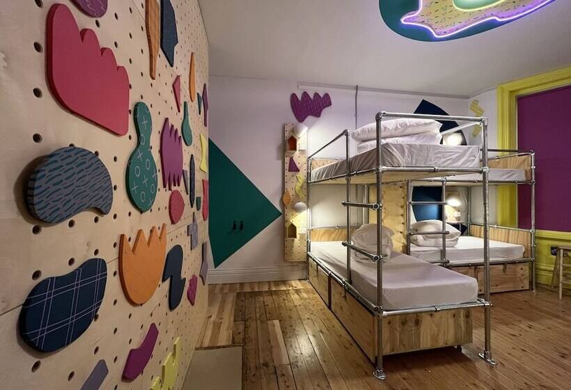 تختخواب در اتاق مشترک, Art Hostel