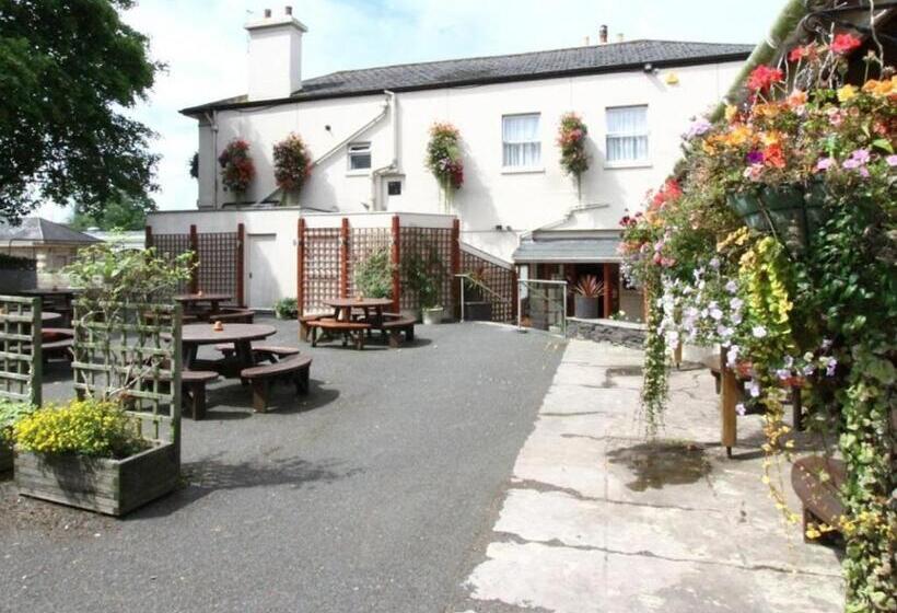 جناح جونيور ديلوكس, The Railway Inn
