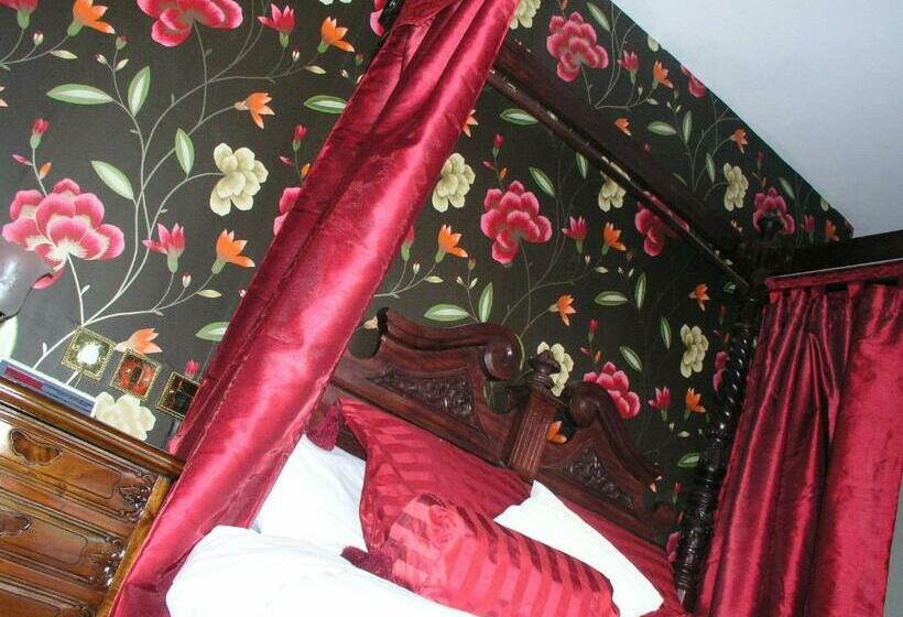 Семейный Номер, Hunters Lodge