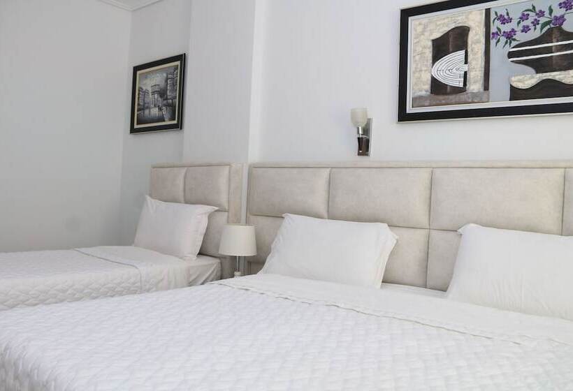 Basic Triple Occupancy Room, Ceko