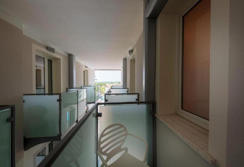 基本间, Monaco