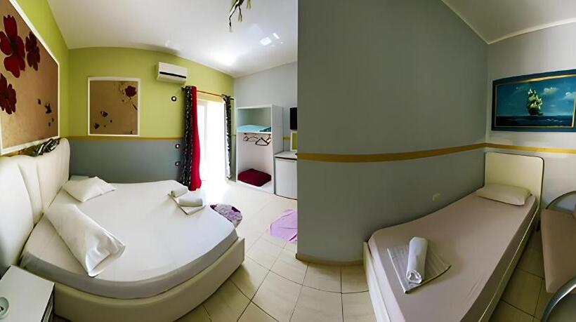Habitación Triple Estándar con Balcón, Nacional