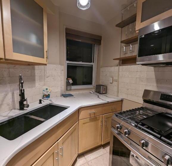 آپارتمان 1 خوابه, Fully Renovated Manhattan Gem