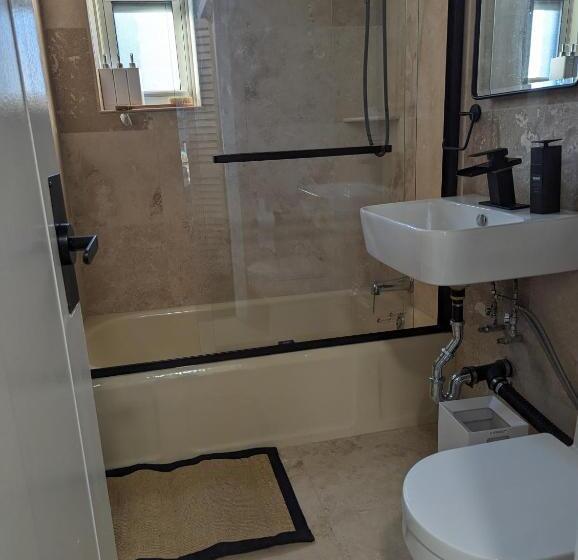 آپارتمان 1 خوابه, Fully Renovated Manhattan Gem