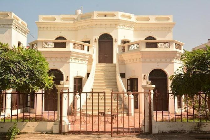 带1个卧室的别墅, A Mansion