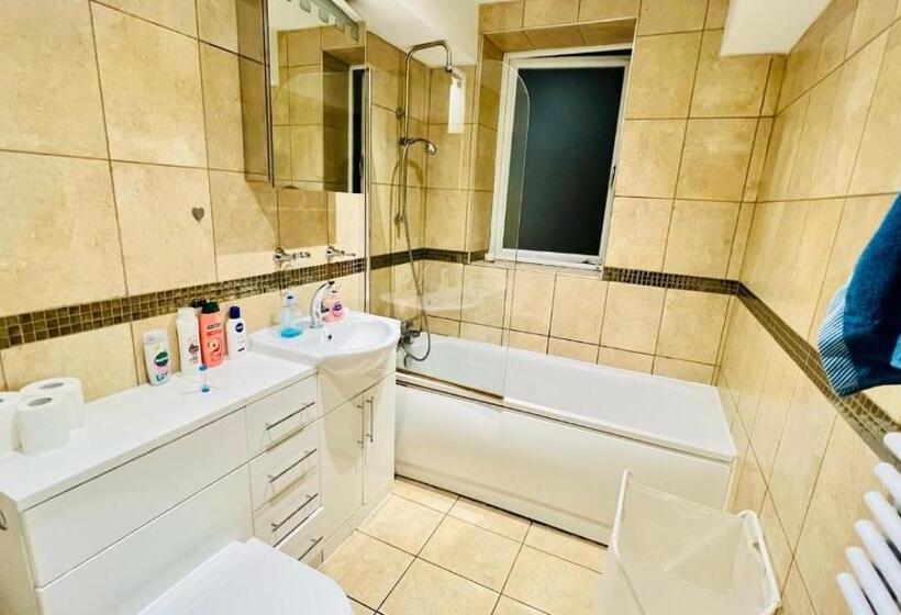 Номер Стандарт Совместная Ванная, City View Sunset Luxurious Apartment In London Zone 1 Including One Family Twin Room With Its Own St