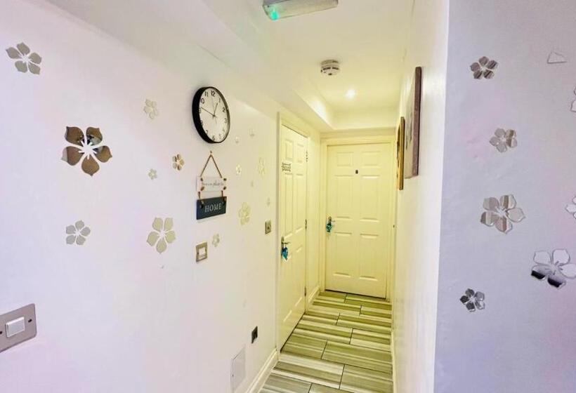Номер Стандарт Совместная Ванная, City View Sunset Luxurious Apartment In London Zone 1 Including One Family Twin Room With Its Own St
