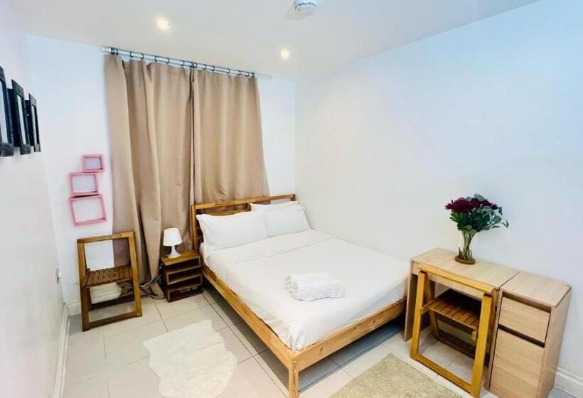 Номер Стандарт Совместная Ванная, City View Sunset Luxurious Apartment In London Zone 1 Including One Family Twin Room With Its Own St