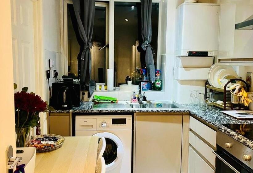Номер Стандарт, City View Sunset Luxurious Apartment In London Zone 1 Including One Family Twin Room With Its Own St