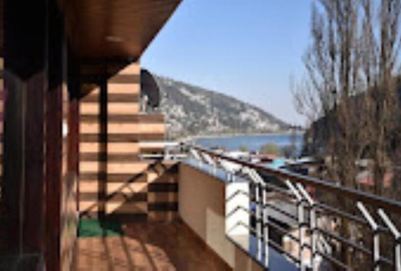스탠다드 발코니 룸, H. K. Legacy Nainital