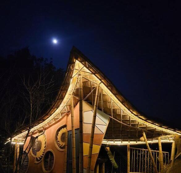 标准间, Hidden Earthen Home With An Suv Car As Entrance
