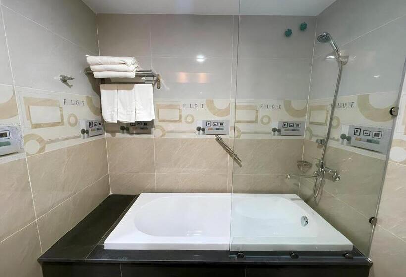 سوییت لوکس, Rex Hotel An Nhon