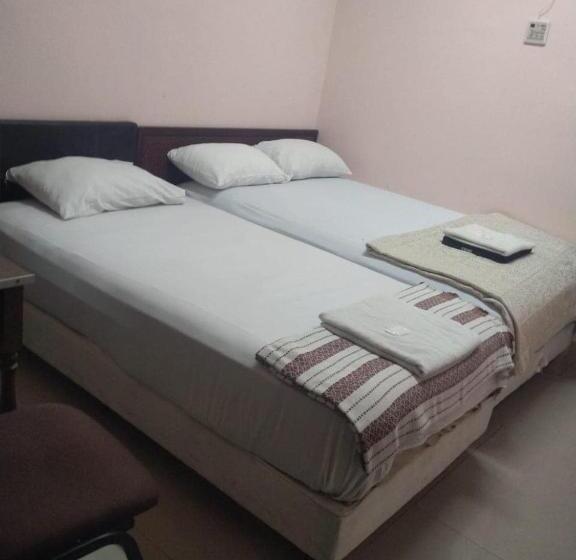 Номер Стандарт Трехместный, Oyo 90867 Hotel Bintang Inns