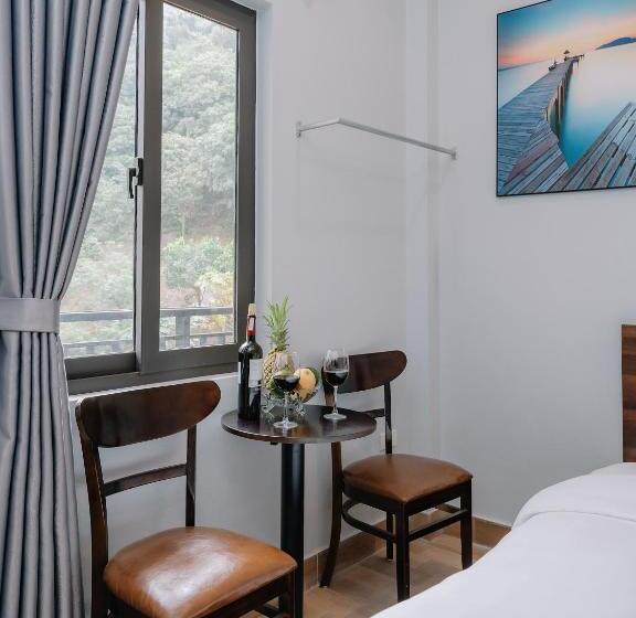 اتاق لوکس با بالکن, Napoli Hostel