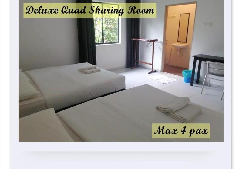Четырехместный Номер Стандарт с Балконом, Riverside Palm Inn Sg Lembing
