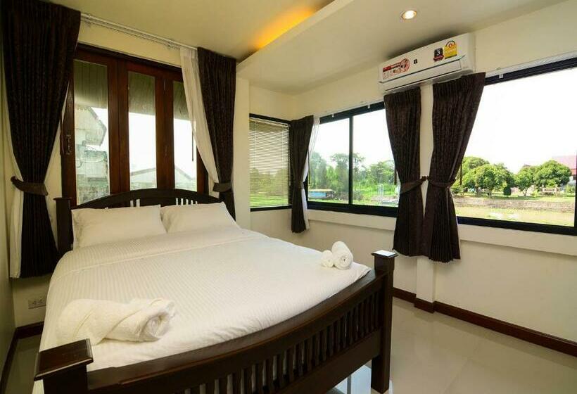 Deluxe room with river view, Ban U Thong Accommodations