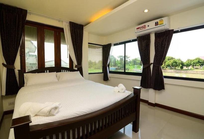 Deluxe room with river view, Ban U Thong Accommodations
