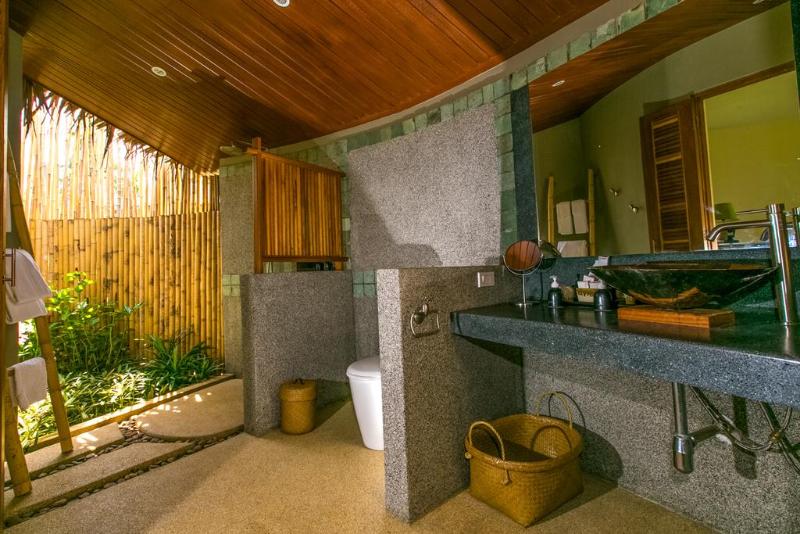 Deluxe room with river view, Ban U Thong Accommodations