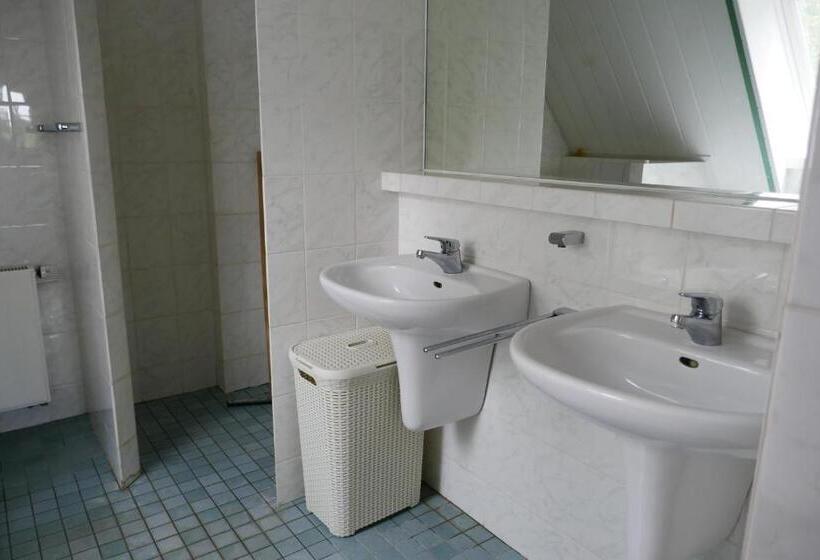 Quarto Triplo Estandar, B&b Rezonans