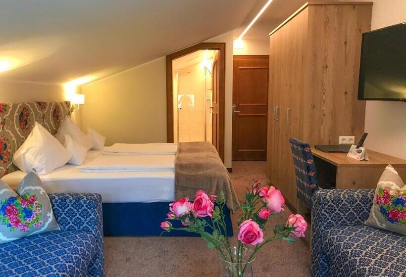 غرفة عائلية مطلّة علي الجبل, Andi S Ski