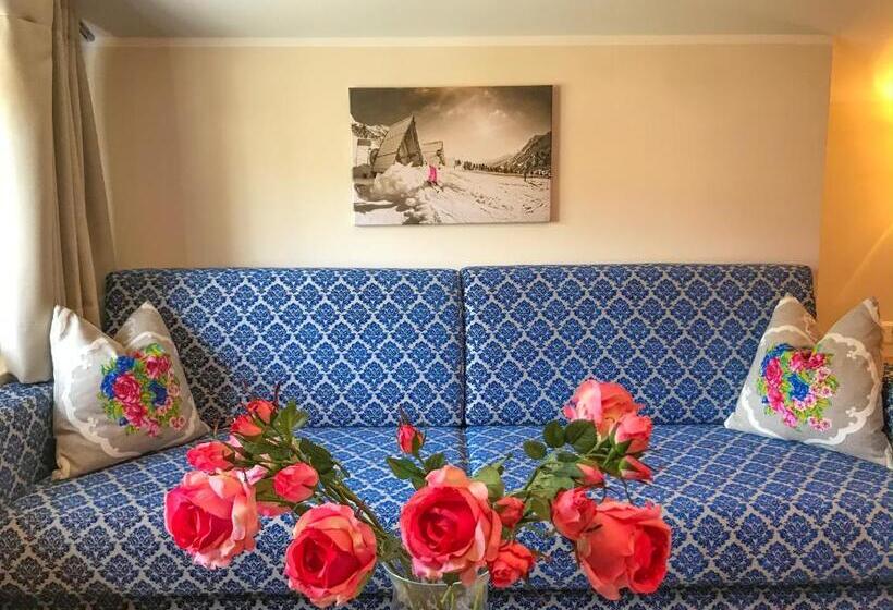 غرفة عائلية مطلّة علي الجبل, Andi S Ski