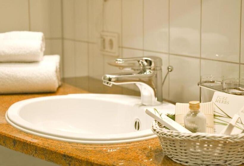 غرفة قياسية مزوَّدة بشُرفة, Wohlfühlhotel Hubertushof