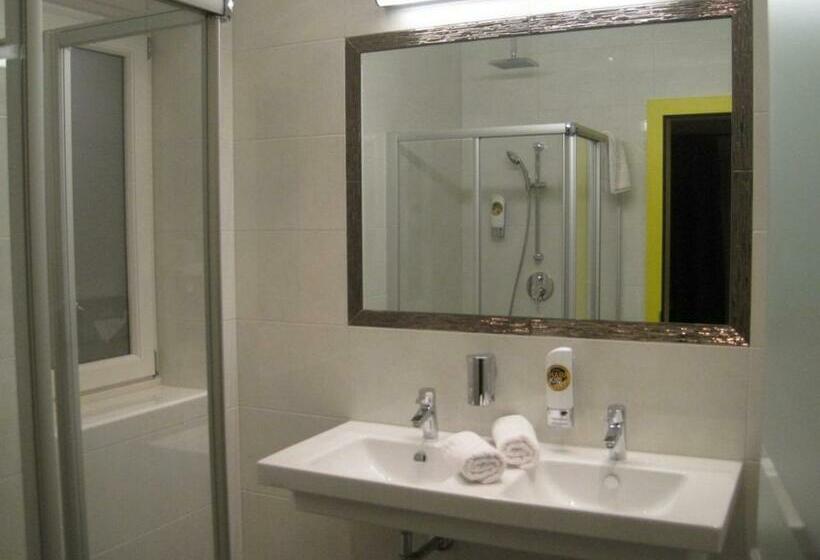 اتاق استاندارد چهار تخته, Harakiri Lodgings Und Apresski