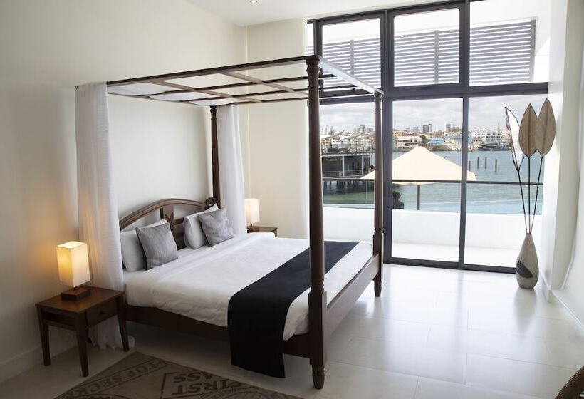 سوییت با چشم‌انداز استخر, English Point Marina & Spa
