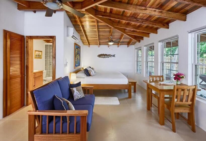 스위트 킹사이즈 침대, Weezie S Ocean Front Hotel And Garden Cottages