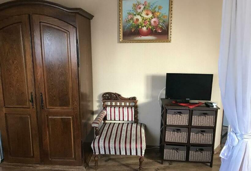 جناح عائلي, Abszolút Hotel és Panzió