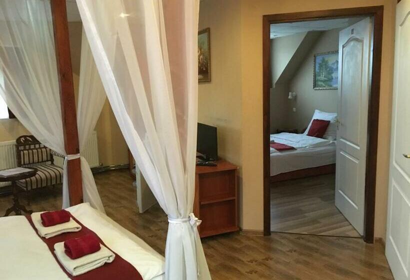جناح عائلي, Abszolút Hotel és Panzió