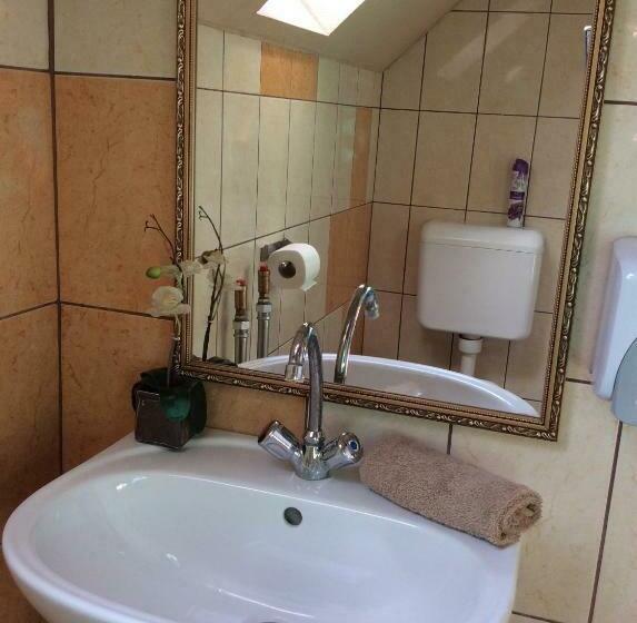 جناح عائلي, Abszolút Hotel és Panzió