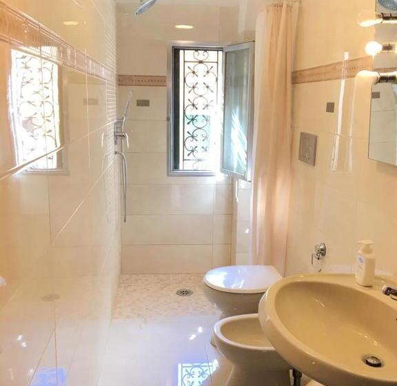 Standard Cuadruple Room Shared Bathroom, San Giacomo Venezia