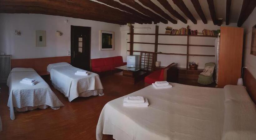 Standard Cuadruple Room Shared Bathroom, San Giacomo Venezia