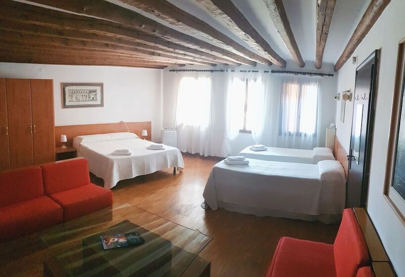 Standard Cuadruple Room Shared Bathroom, San Giacomo Venezia