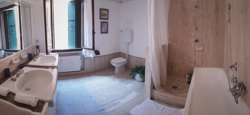 Standard Cuadruple Room Shared Bathroom, San Giacomo Venezia