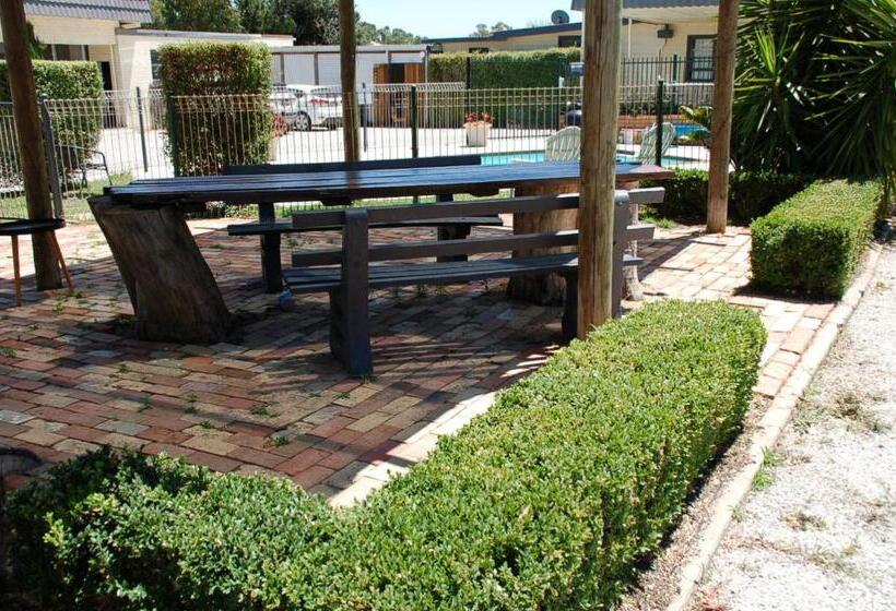 جناح ديلوكس, Calder Motel