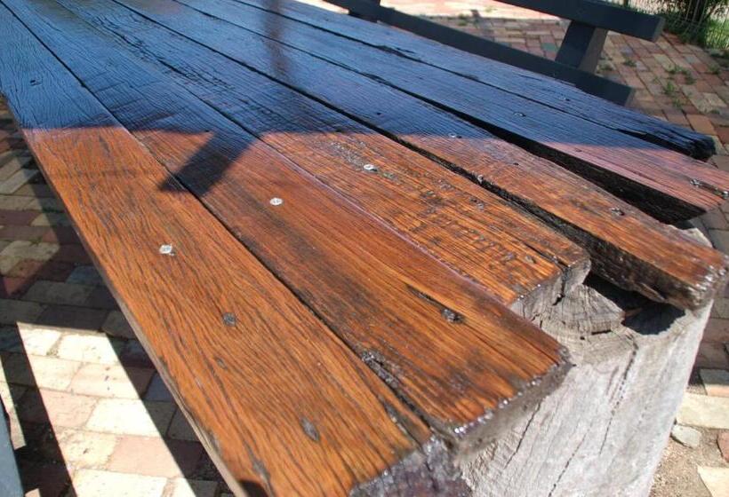 جناح ديلوكس, Calder Motel