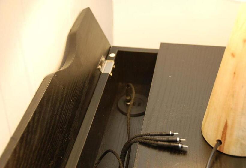 غرفة تنفيذية, Calder Motel